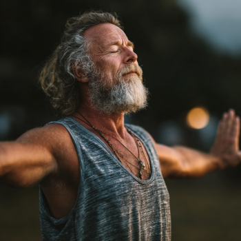 Група възрастни хора практикуват йога в парк