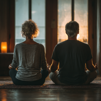 Възрастни хора се усмихват след йога сесия